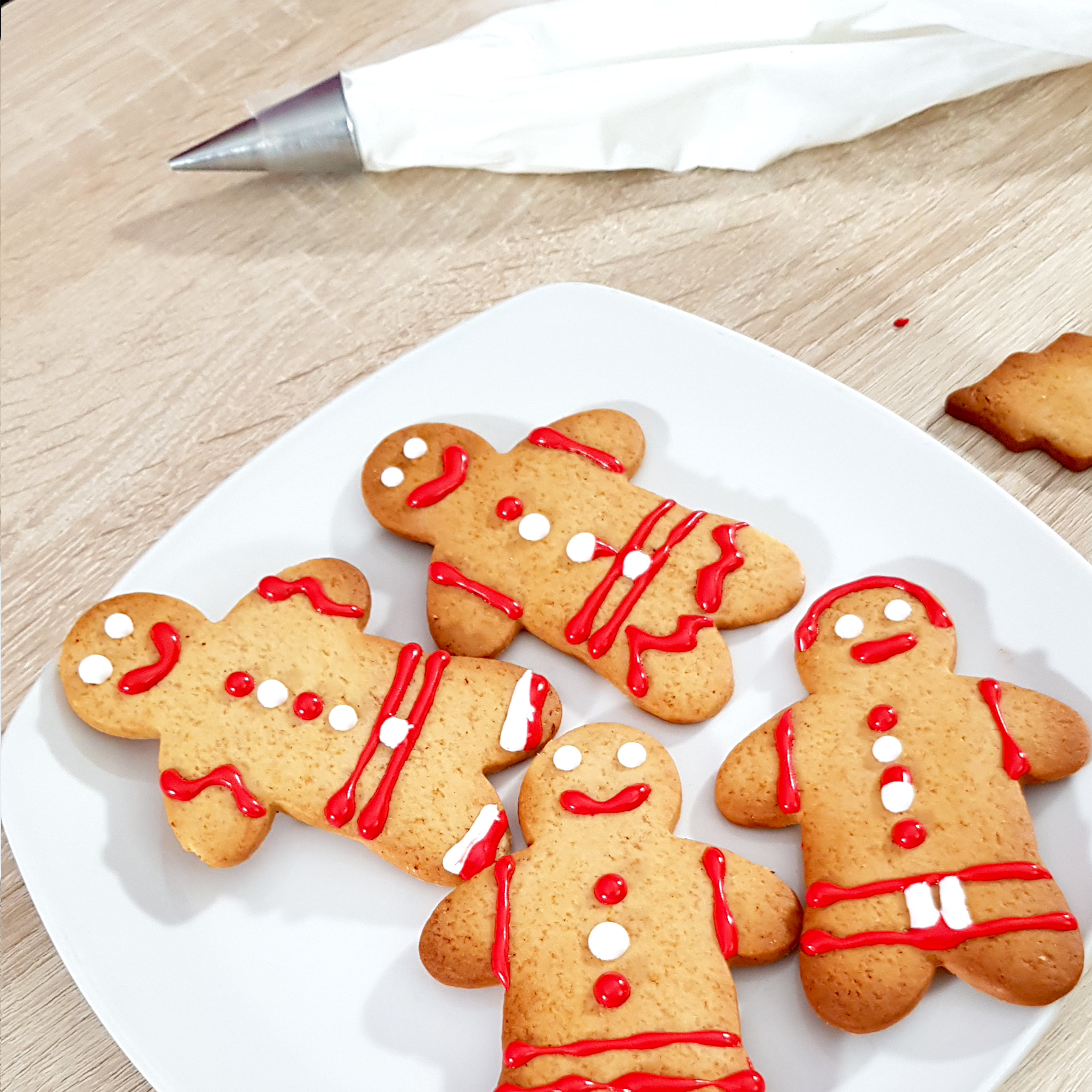 Gâteau de Noël façon pain d'épices et sablés bonhommes : découvrez